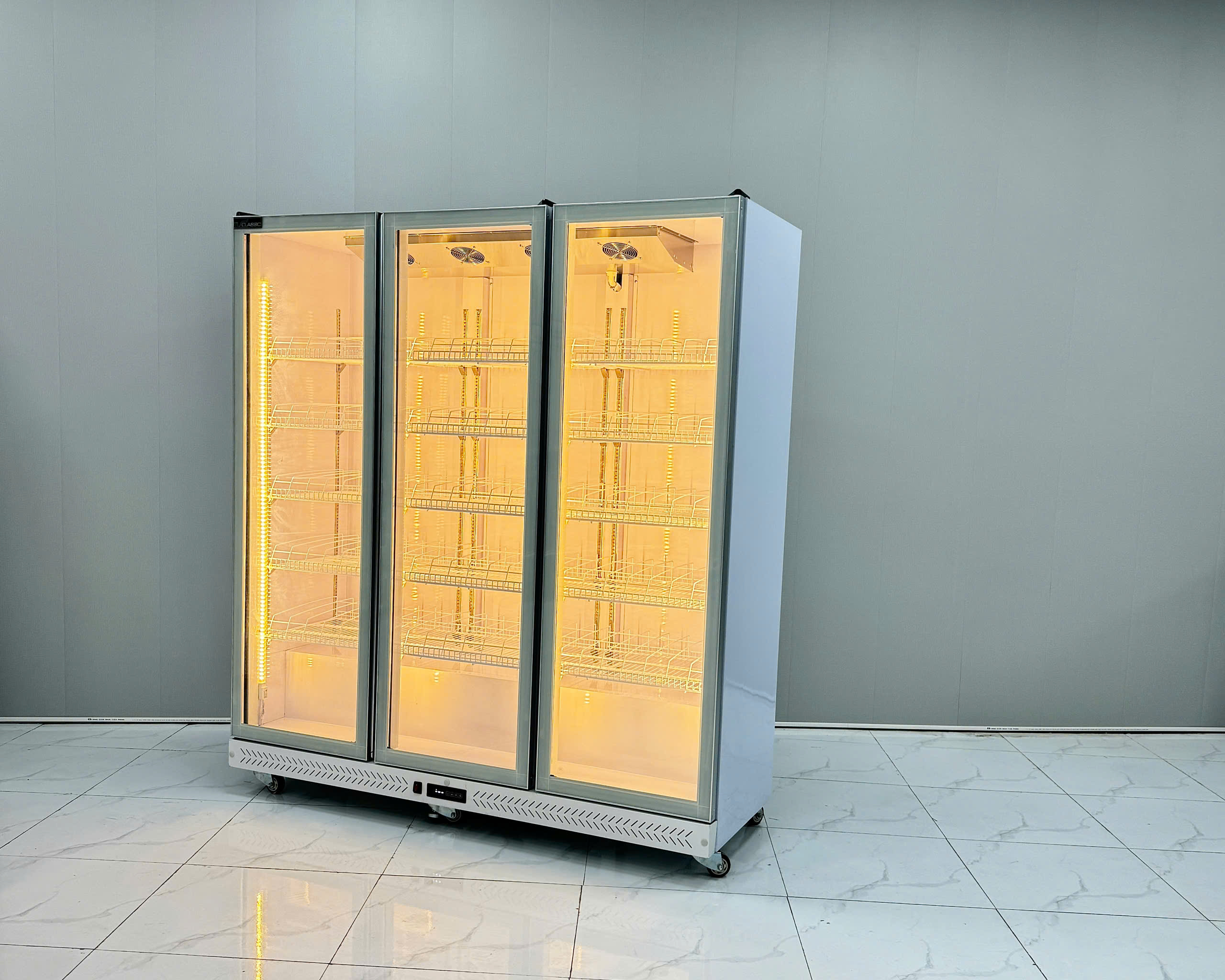 Tủ mát 3 cánh cao cấp đèn 3 màu ( màu trắng)