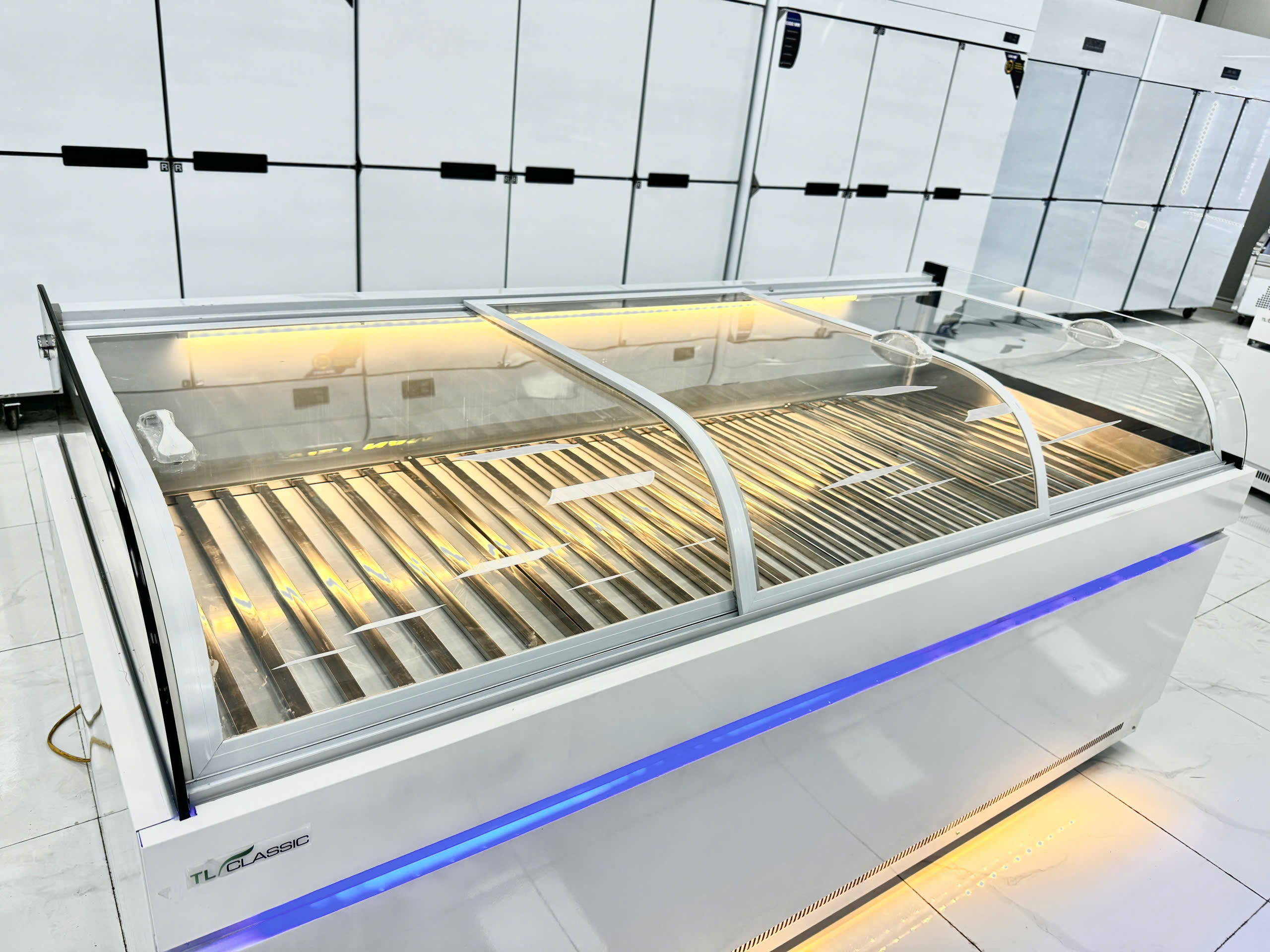 Tủ thịt kính cong 2 chế độ 2M