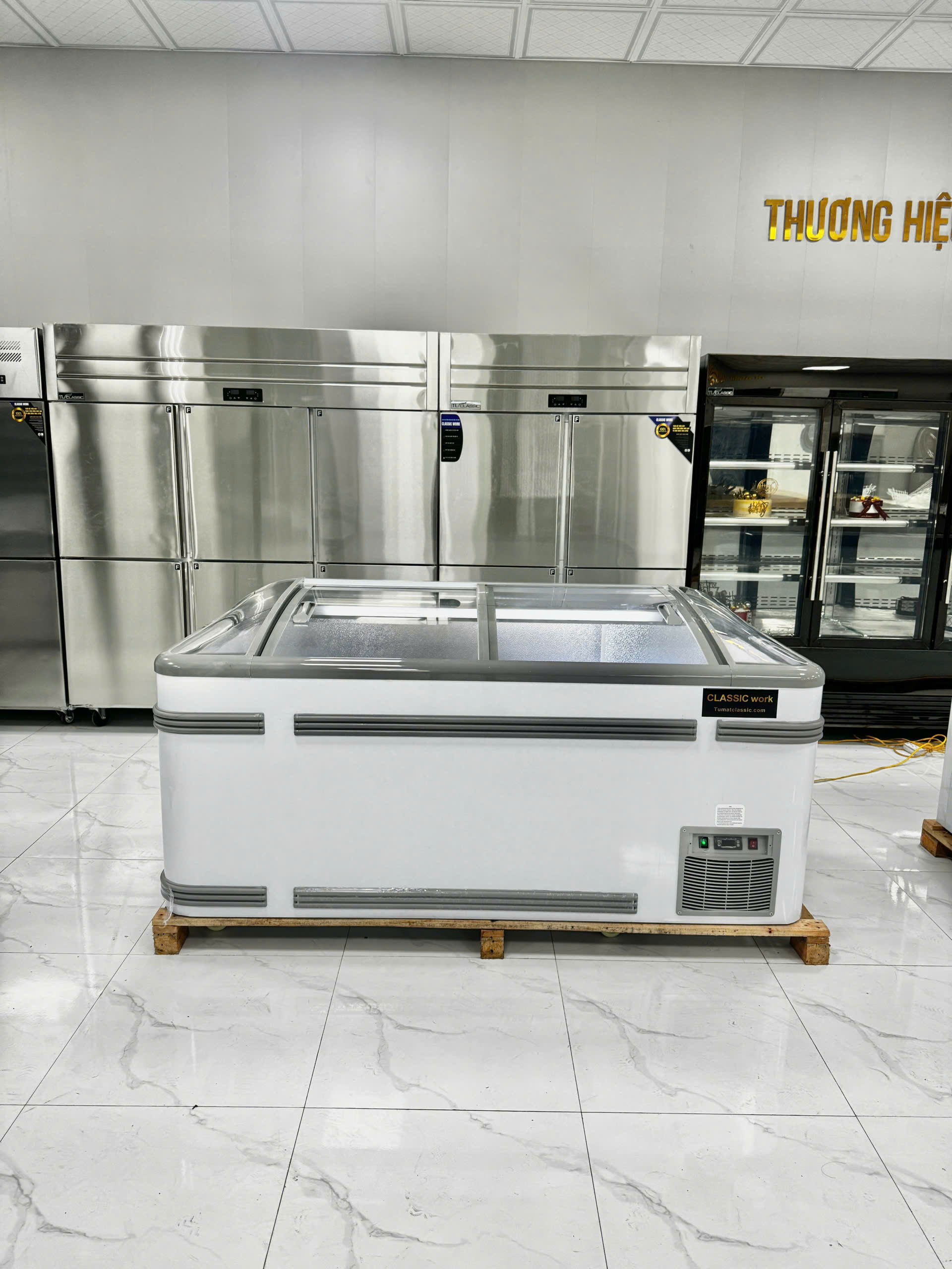 TỦ ĐÔNG TRƯNG BÀY MẶT KÍNH ( TỰ ĐỘNG XẢ TUYẾT )