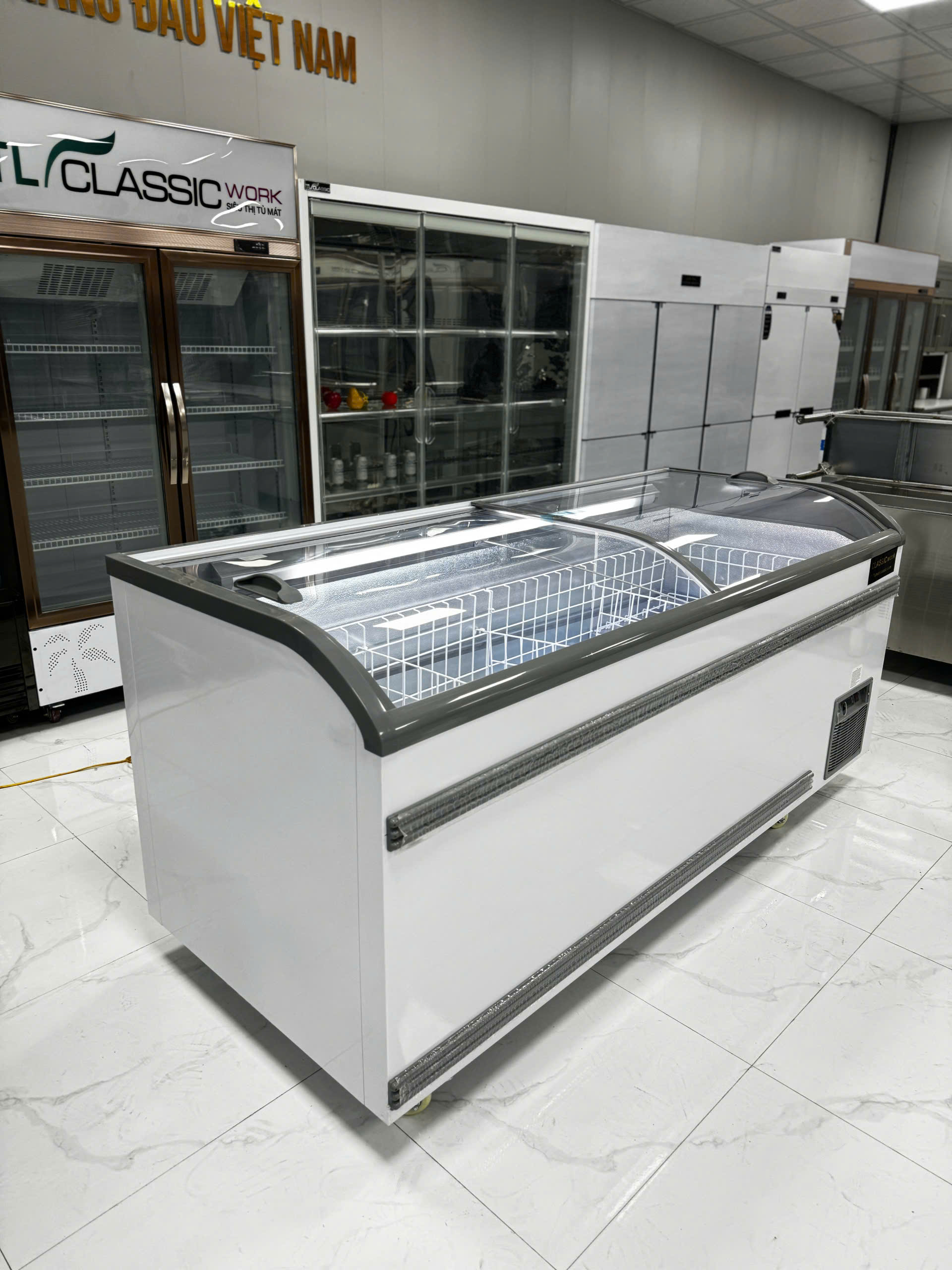 TỦ ĐÔNG TRƯNG BÀY MẶT KÍNH ( TỰ ĐỘNG XẢ TUYẾT )