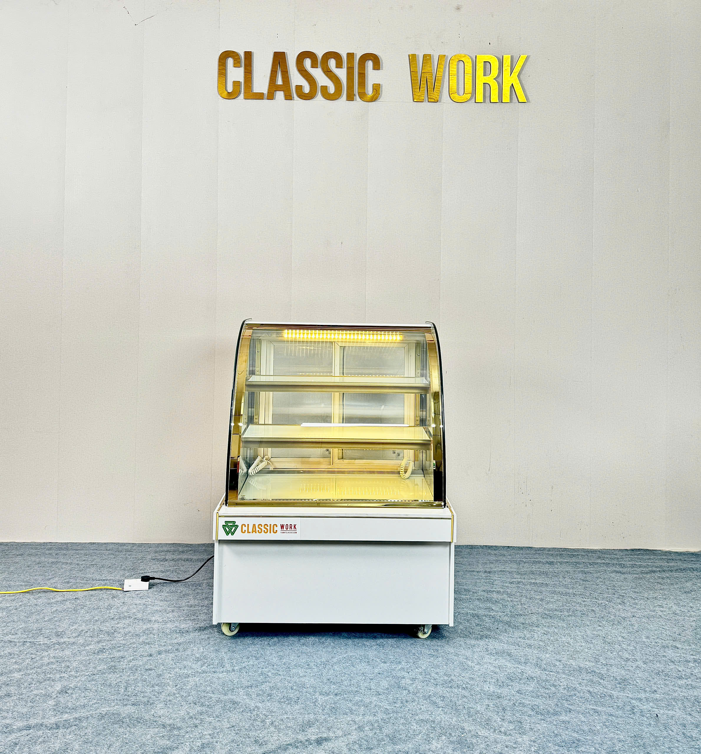 TỦ BÁNH KEM KÍNH CONG - 90