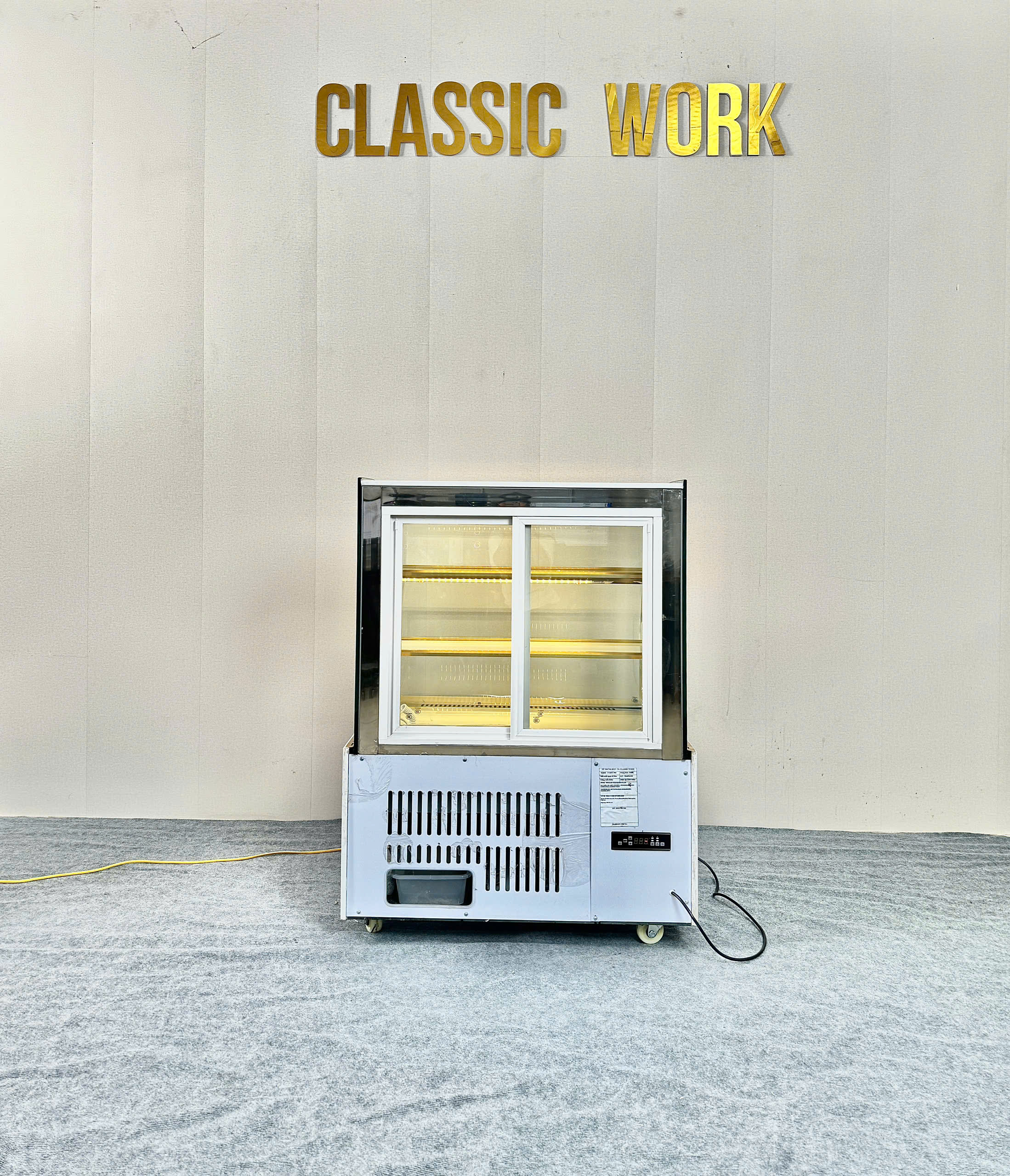 TỦ BÁNH KEM KÍNH CONG - 90