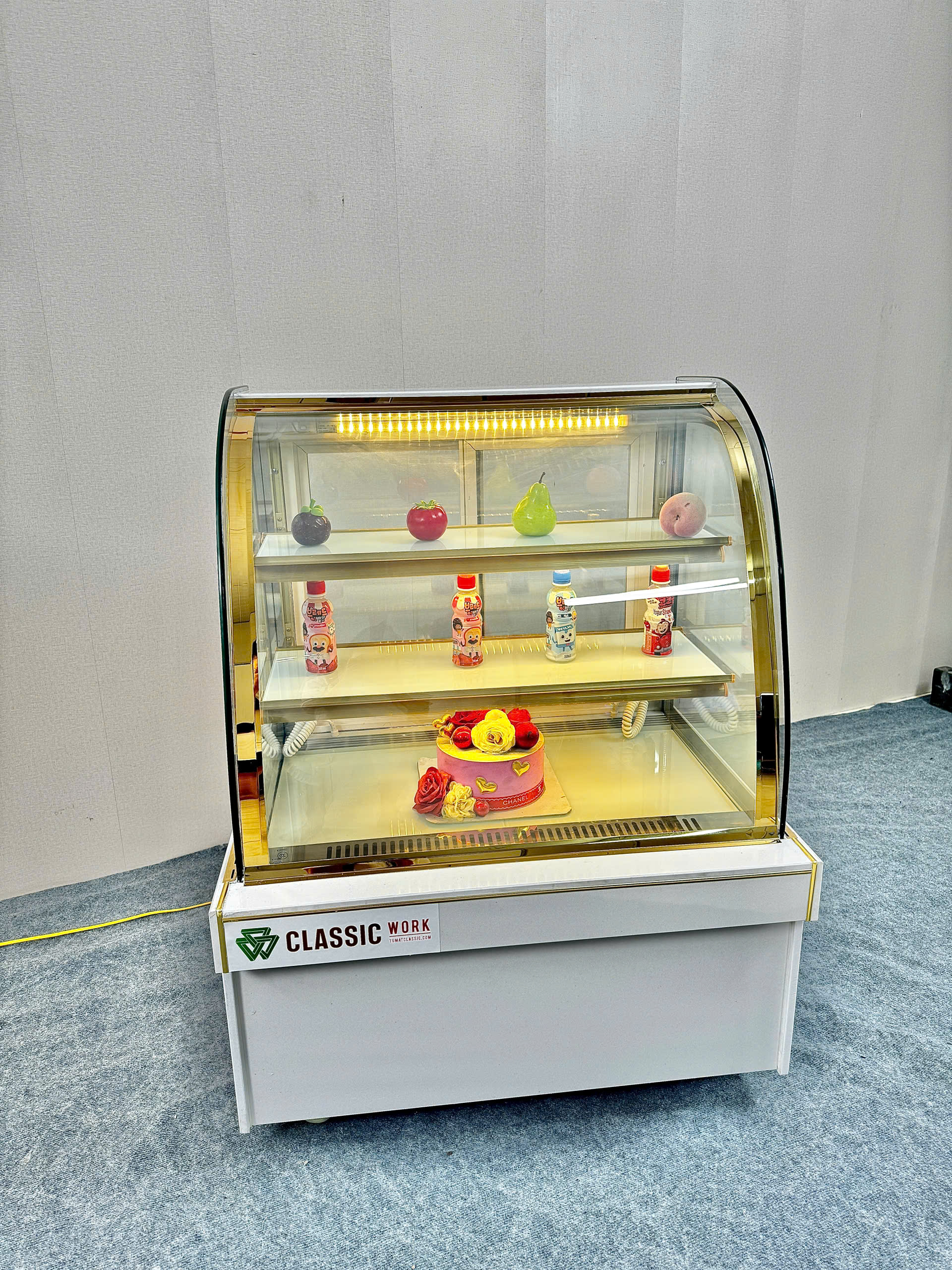 TỦ BÁNH KEM KÍNH CONG - 90