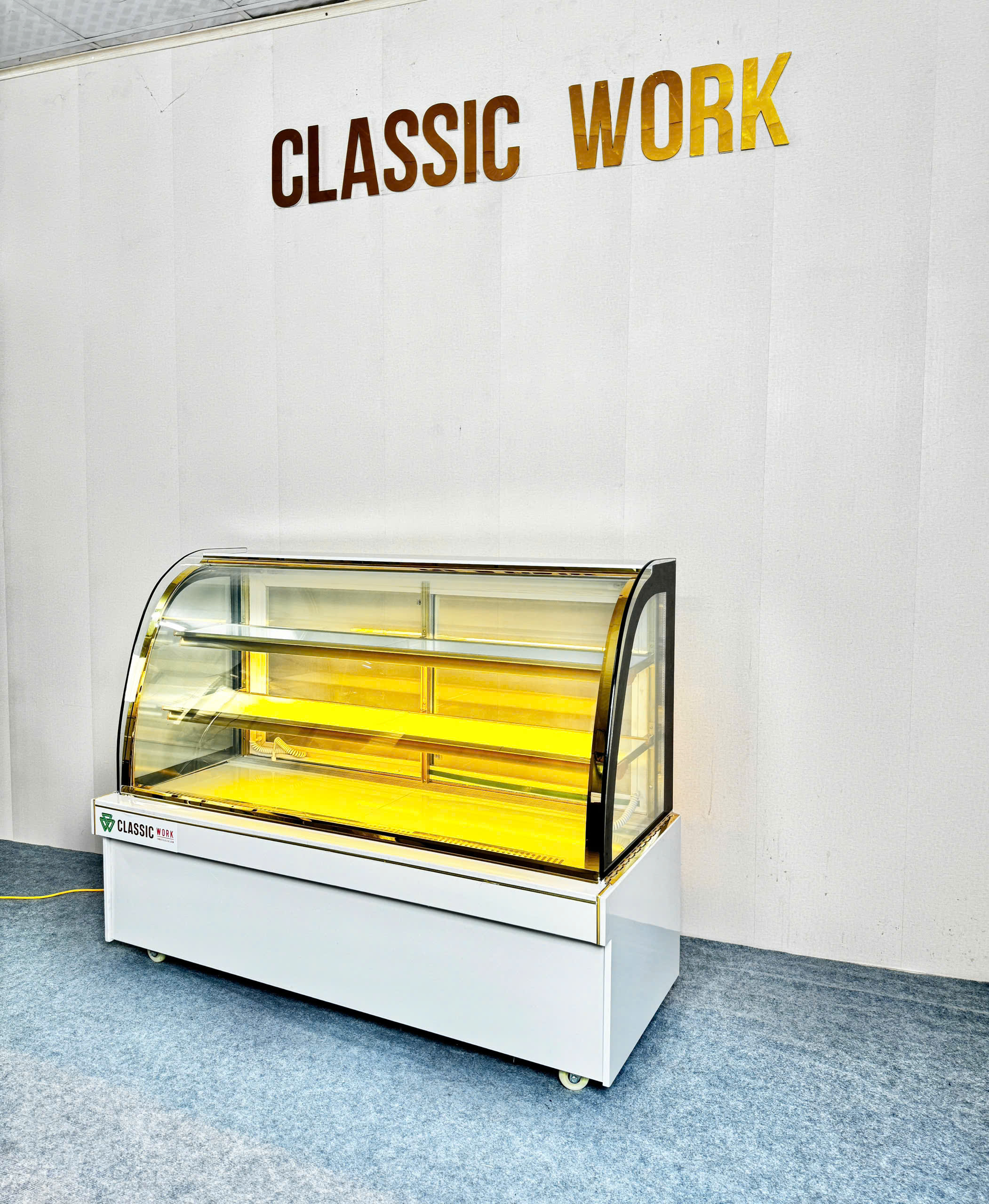 TỦ BÁNH KEM KÍNH CONG 1m5