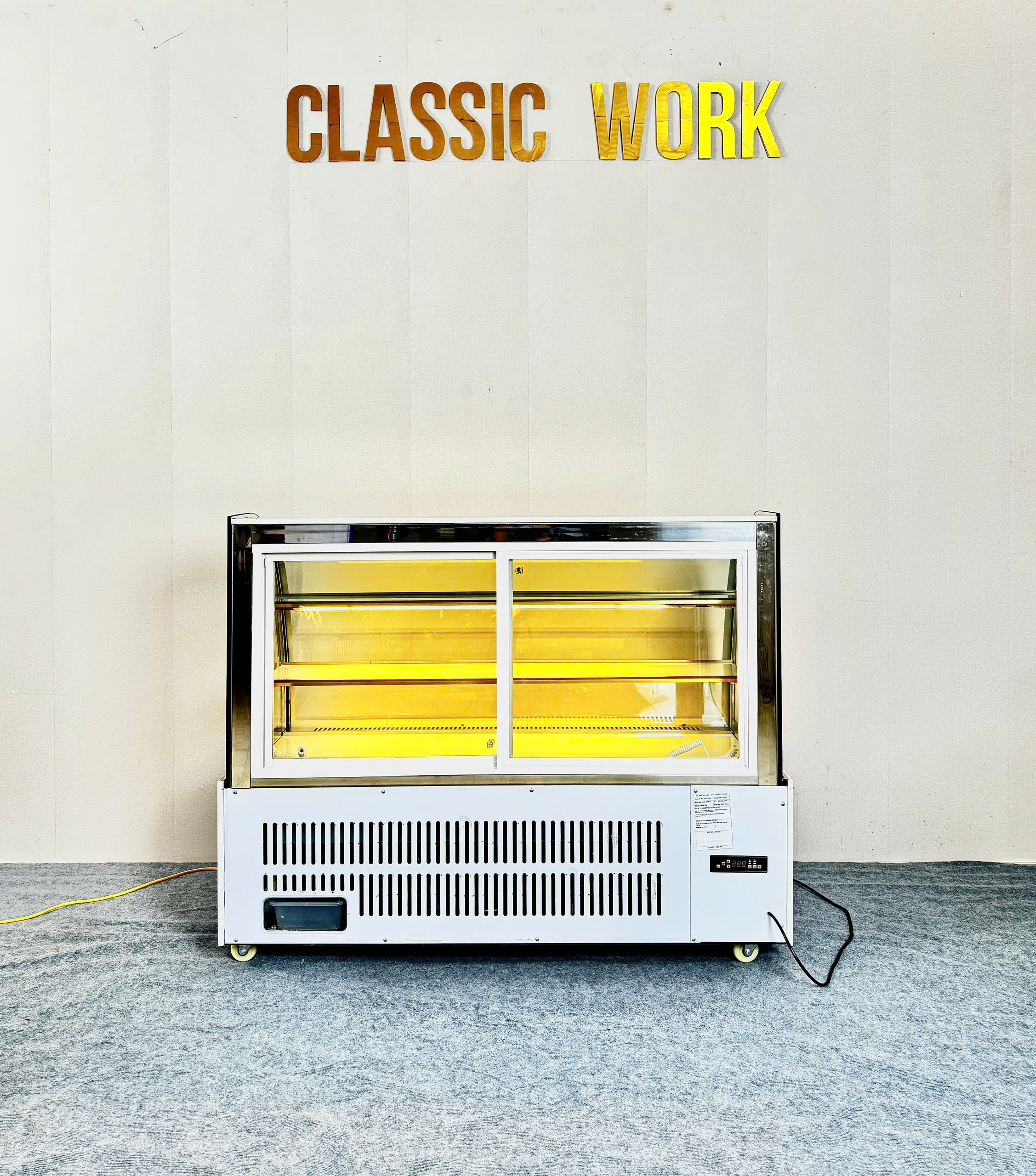 TỦ BÁNH KEM KÍNH CONG 1m5