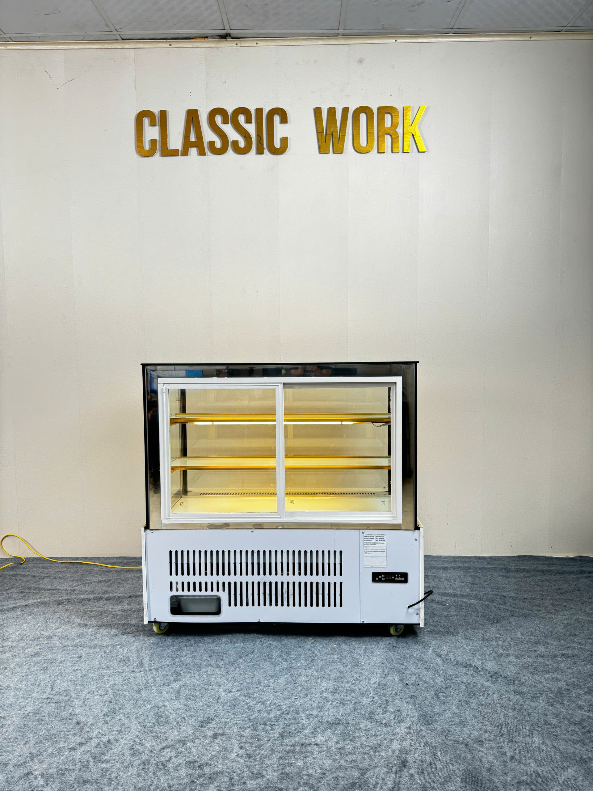 TỦ BÁNH KEM KÍNH VUÔNG - 90