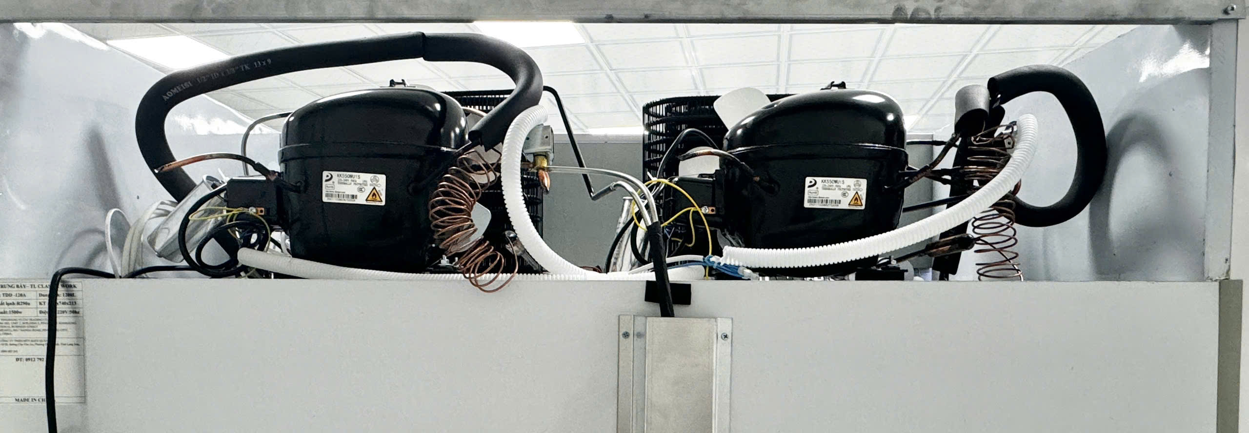 Tủ đông đứng 2 cánh kính lock trên