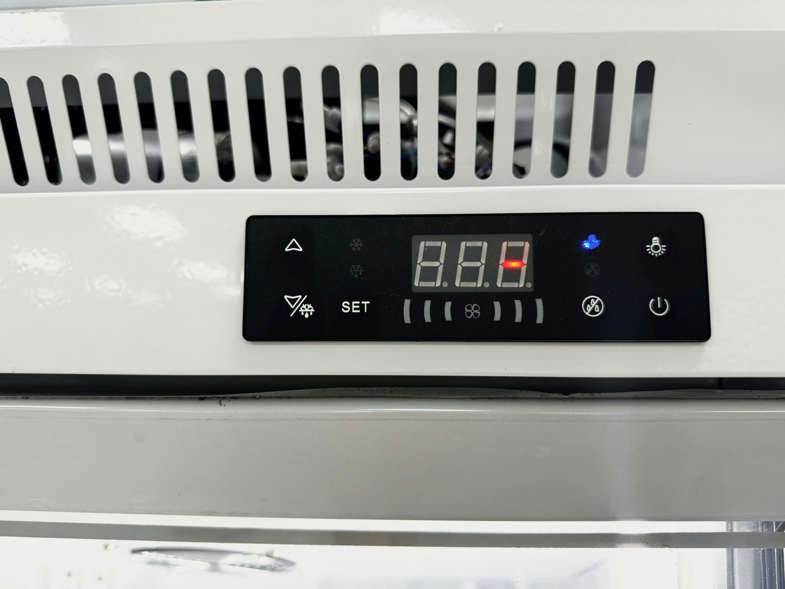 Tủ đông đứng 2 cánh kính lock trên