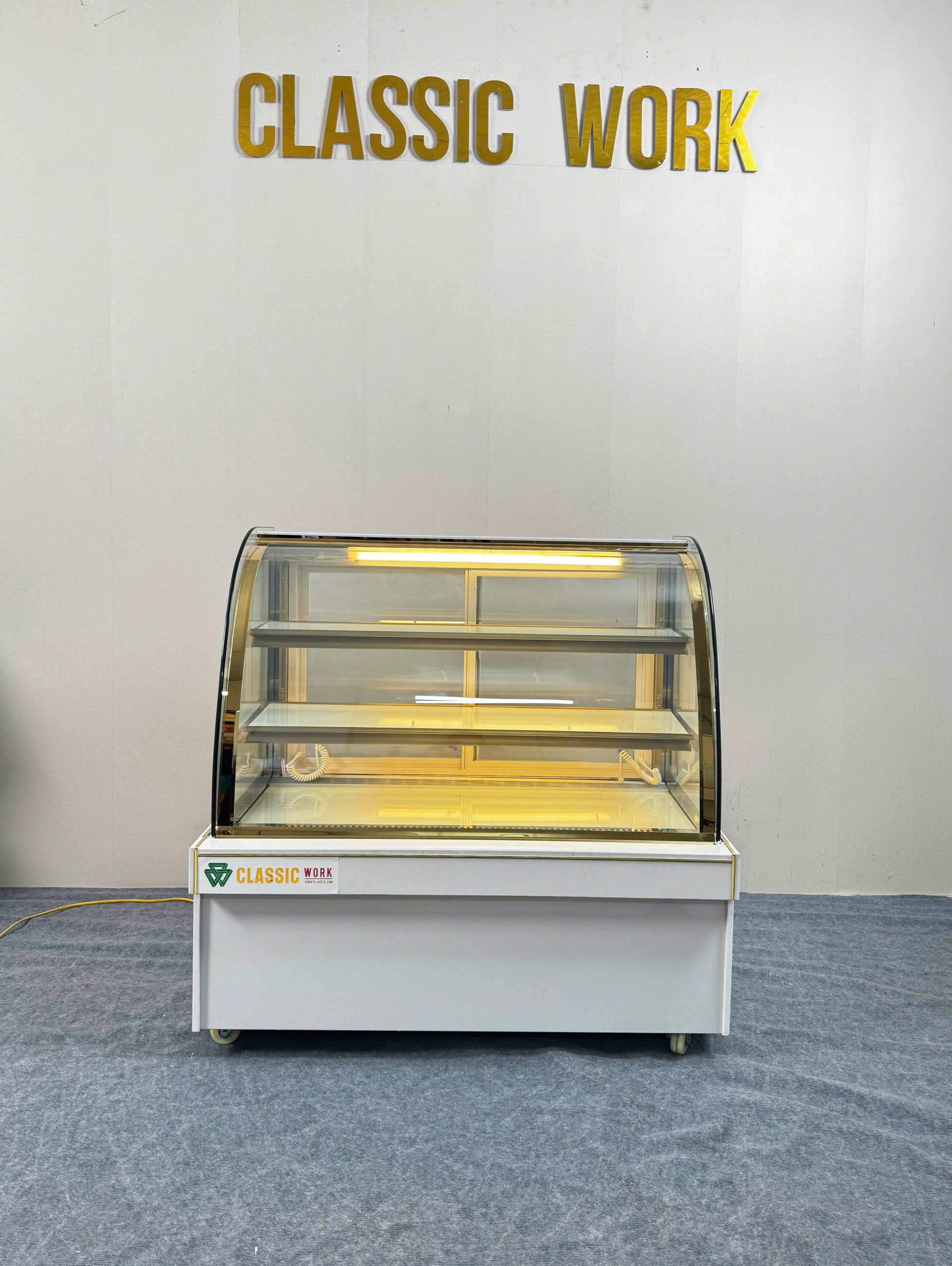 TỦ BÁNH KEM KÍNH CONG-1