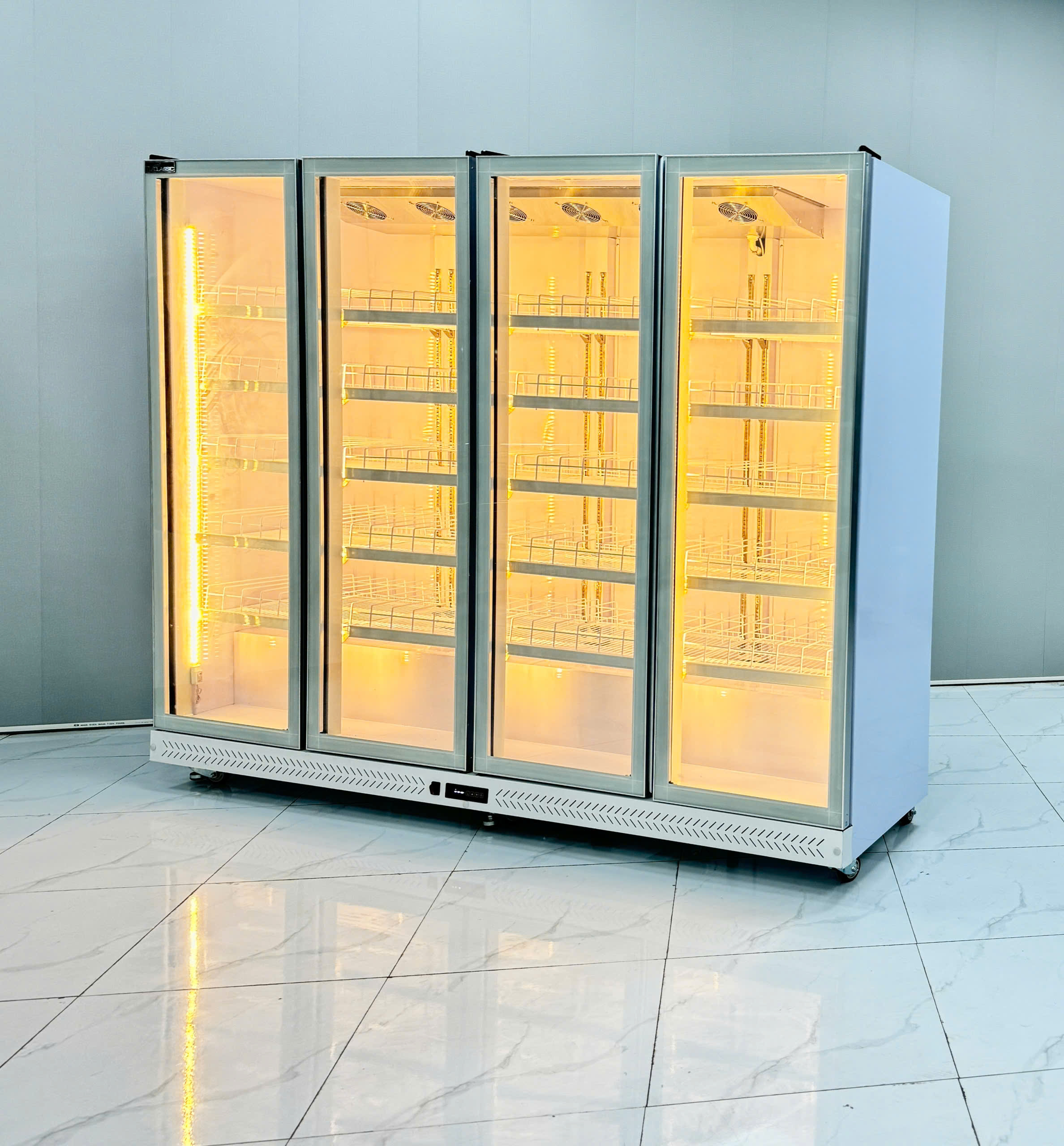 Tủ mát 4 cánh cánh trắng