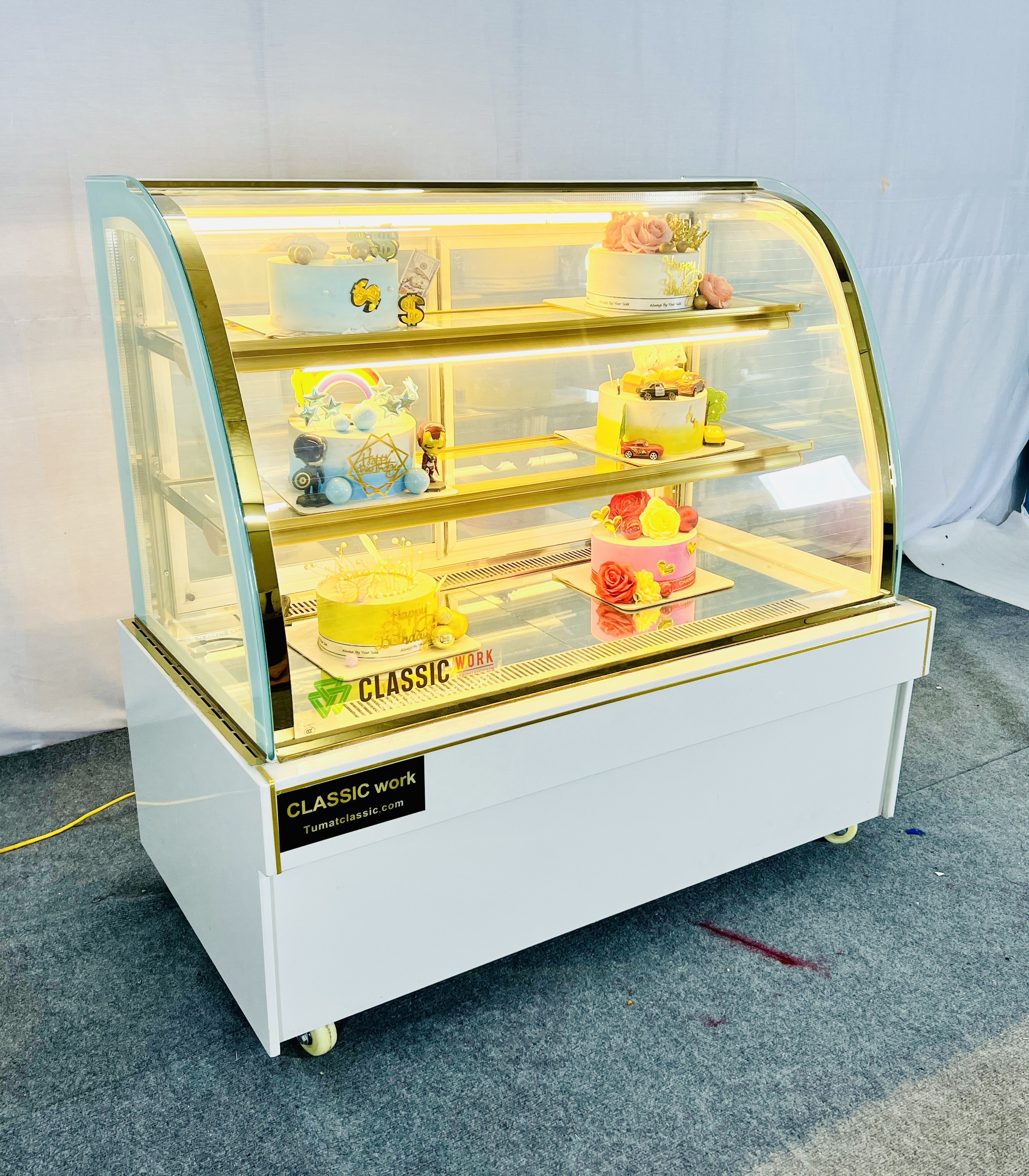 TỦ BÁNH KEM KÍNH CONG - 1m2