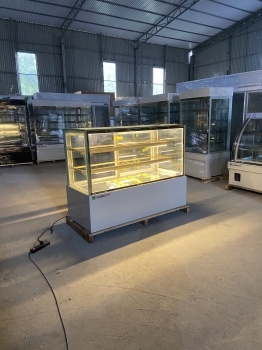Tủ bánh kem 3 tầng kính vuông dài 1m5 ( trắng )
