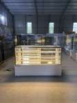 Tủ bánh kem 3 tầng kính vuông dài 1m8 ( trắng )